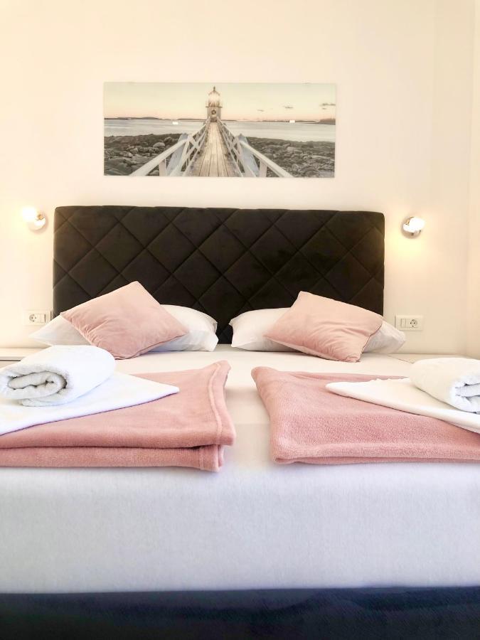 Hotel B&B CHAMBERLAIN Milna  Buitenkant foto